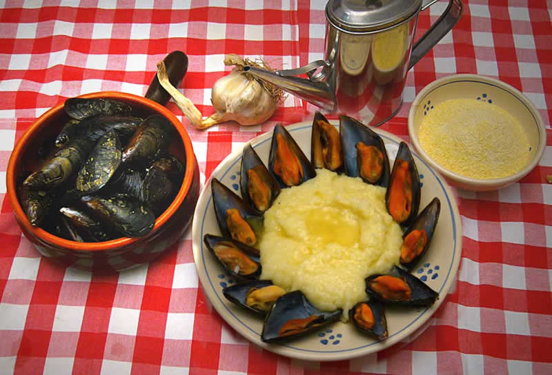 <i>Simulata</i> with mussels