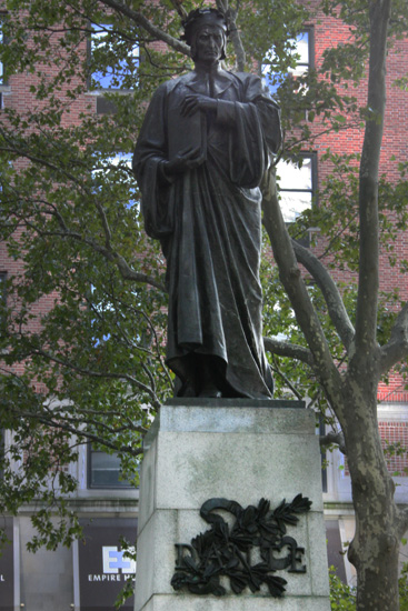 Quella statua di Dante nel cuore di Manhattan