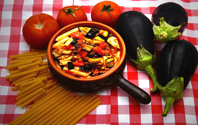 Oven-baked pasta with eggplant and tomatoes