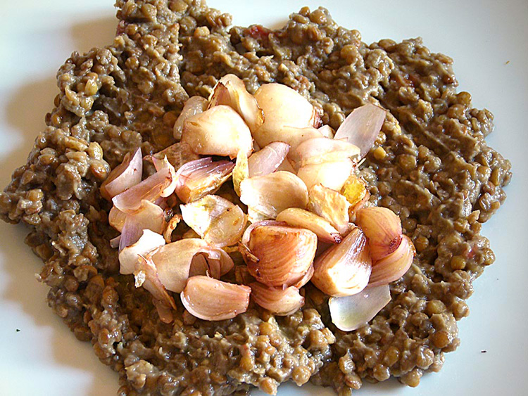 Lentils with <i>lampascioni</i> (grape hyacinths bulbs)